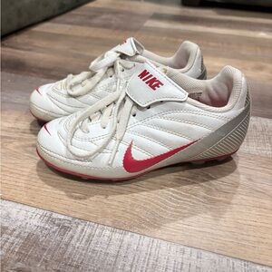 Nike Kids White and Pink Low-Top Soccer Cleats